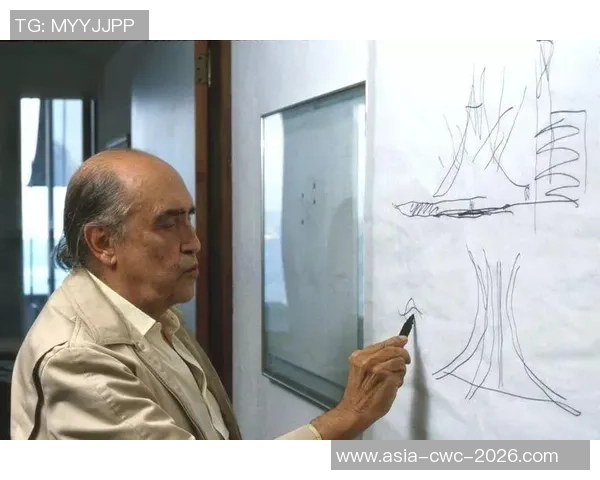 足球场上的裸体男人与自由精神的碰撞与思考